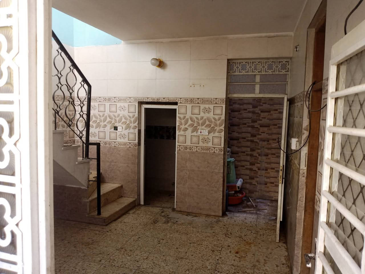 بيت للايجار مساحه ٩٥ متر متكون من ستقبال منعزل وغرفة نوم وصاله  ومطبخ وترك وخدمات وفوك مساحة غرفه وخدمات كامله وسطح. كلشي متوفر يمك وقريب 
المكان المشتل فرع قصابة زمزم مقابل شارع المدارس للاستفسار الاتصال على الرقم ***********
