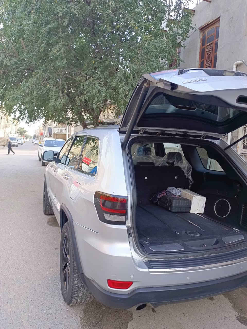 سلام عليكم جيب شوراكي 2011 لا ضربة لا دواخل كفالة فقط الجاملغ الأيمن بي ضربة كد شبر ومعدل ومرشوش سيارة فول لمتت تبريد تلث قطع علما المكينة 8 بداية ضعف بيها السعر 150 البصرة الرقم ***********
