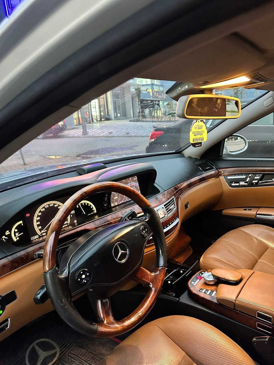 Mercedes Benz s550 2008
مواسەفات یابانی 
V8بێ تۆربۆ مەرغوب
هەموو گیانی ئیش ئەکا 
گێڕ و مەکینە و کارەبای بە شەرت
چوپەکانی مەزبوەت ئیش ئەکا 
٢ پەڵەی بچوک بۆیاخی هەیە ڕەسمی سۆنەریم داناوە
٧٧$ مەجالێکی زۆر کەم 
بێ کۆدە بەیانی بیکە بە ناوی خۆتەوە
***********
