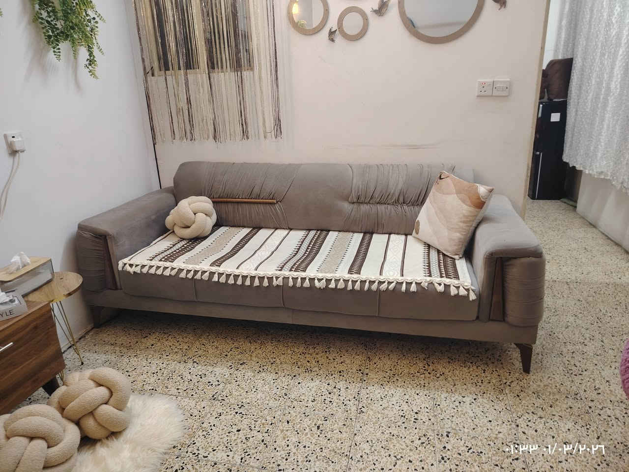 🛋️ طخم للبيع  بحالة ممتازة
💡 يحتوي على إنارة LED مخفية تعطي لمسة راقية وجو دافئ
🎨 اللون: رمادي فاتح أنيق مع تفاصيل خشبية فخمة
🪑 التفاصيل:
مكون من 5 قطع
▫️ قطعتين نفر
▫️ قطعتين أربع نفر
▫️ قطعة ثلاث نفر
✨ نظيف جداً – استخدام خفيف
💰 السعر: ٦٠٠,٠٠٠ دينار فقط
📍 الموقع: الموصل – حي البعث
📞 للتواصل: ***********
