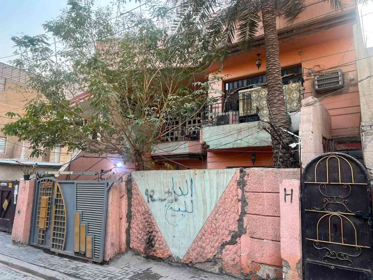 دار للبيع بغداد الجديده خلف افران المسبح بفرعين
مساحه 142 متر واجه 9وربع بناء 2000 

عرض الشارع 6 متر مقرنص بسعر جيد 

استفسار خاص او واتساب ***********
