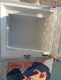 ثلاجه فقط غاز مع مكينه خياطه للبيع السعر 250 وبيهن مجال        0771127...