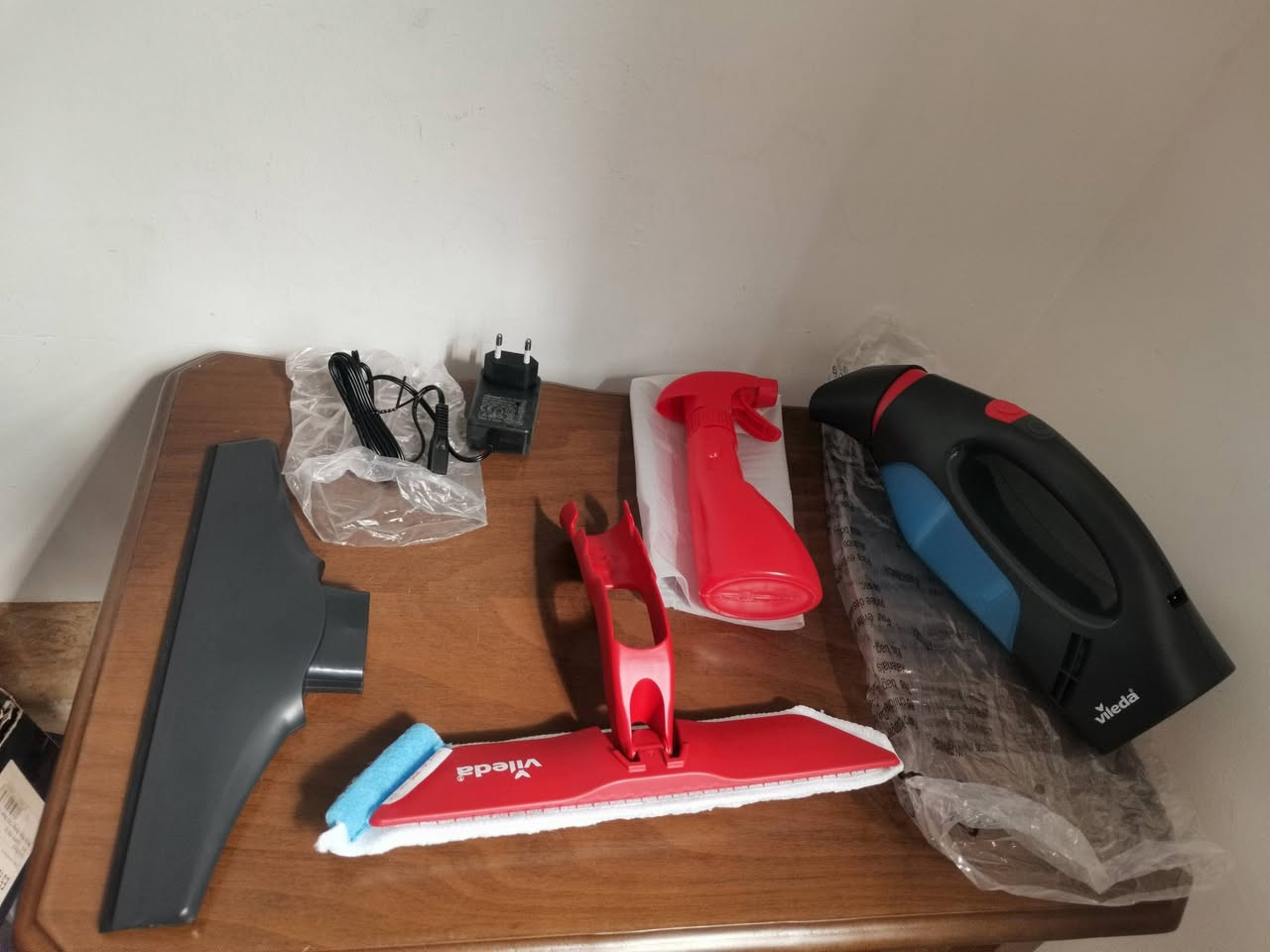 منضفة جام شحن السعر 25 الف
الوصف :
بطارية قوية: يمكنه تنظيف ما يصل إلى 120 نافذة بشحنة واحدة بفضل بطارية الليثيوم أيون القابلة لإعادة الشحن.
.
.
. 
رأس مرن: يضمن الرأس المرن سهولة التعامل وقوة شفط قوية حتى في الزوايا والحواف.
.
.

استخدامات متعددة: مناسب لتنظيف النوافذ والمرايا والأسطح الزجاجية الأخرى.


**إذا كنت صاحب هذا الإعلان وتريد حذفه لأي سبب، رجاءا أرسل رسالة إلى الدعم الفني**