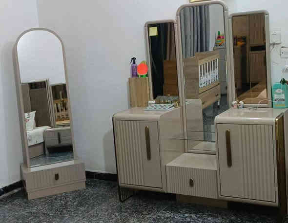 📢 للبيع غرفة نوم تركية أصلية 📢
وصل البيع مالتها موجود بقيمة.. 

غرفة نوم مرتبة، تركية أصلية ونظيفة نظافة 💯، مستعملة بس سنتين. 

📦 تتكون من 9 قطع:
تخت (جرباية) ملكي + ٢ كومودينة جانبية + ملحق جرباية للتخزين
دولاب مراية + ميز تسريحة ٣ مرايات + مقعد الجلوس
كنتور وداخله درج (جرارات) إضافي للتخزين
جرارات للتخزين ايضاً 

📍المكان: كربلاء 💰 السعر: 1,900,000 دينار فقط (وبيه مجال قليل)

الغرفة جاهزة ومرتبة، شرط المشاهدة. للمهتمين تواصلوا عالخاص 🌟 او على الواتساب ***********
