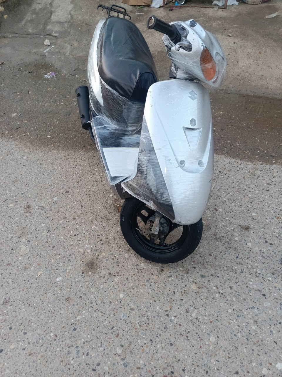 السلام عليكم دراجه سازوكي نضيفه للبيع وكله شغاله وجاهزة وأوراق بسمي ومابيه اي نقص  عنواني ميسان حي العسكري ولسعر 350 وبيه مجال وهذا رقمي***********
