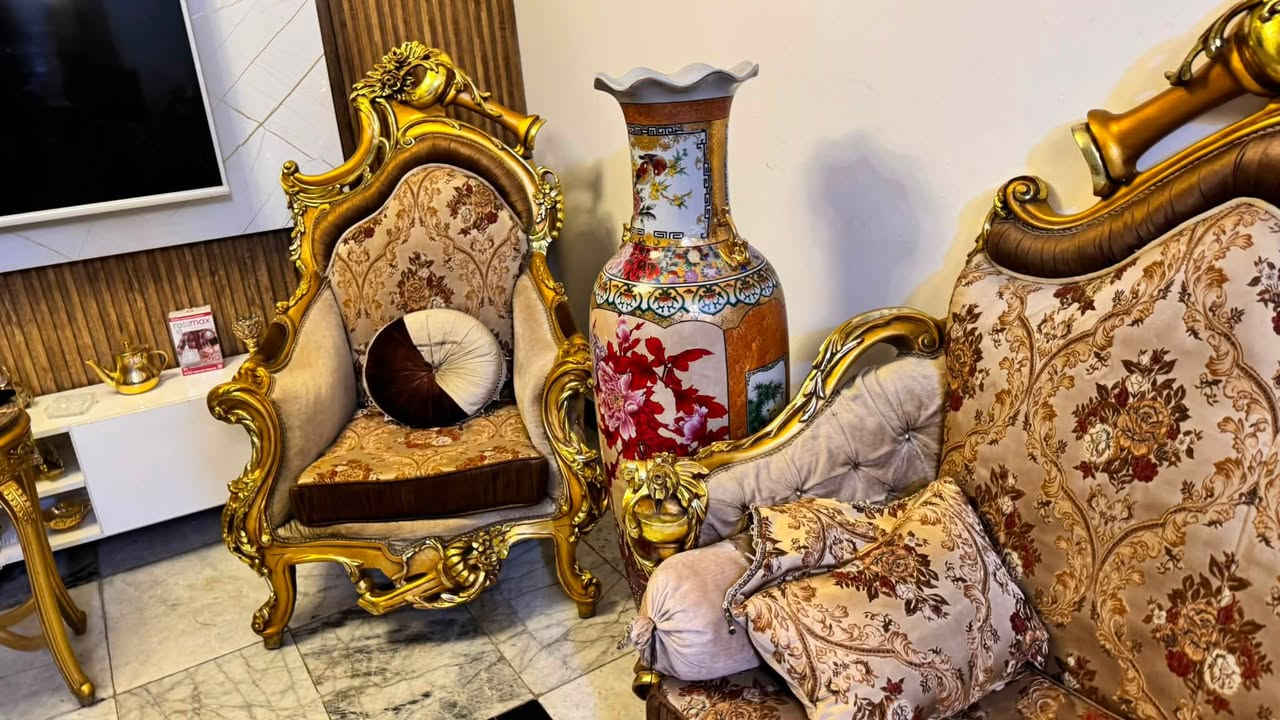 السلام عليكم تخم مصري زان  10 قطع مع الفازات السعر مليونين وبي مجال اخذنا 5ملايين نظيف جداً 
مكاني بغداد السيديه 
***********
