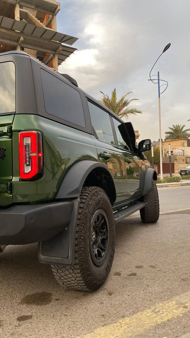 السلام عليكم للبيع فورد برونكو 2023 wildtrak

•المحرك: V6 سعة 2.7 لتر EcoBoost توربو

•ناقل الحركة: أوتوماتيك 10 سرعات

•نظام الدفع: دفع رباعي 4×4

•نظام G.O.A.T بـ 7 وضعيات قيادة (رمل – طين – صخور – رياضي وغيرها)

•قفل دفرنس أمامي وخلفي إلكتروني

•تعليق HOSS 3.0 مع ممتصات FOX

•شاشة لمس 12 إنش SYNC 4

•دعم Apple CarPlay وAndroid Auto

•نظام أمان pilot 360

•كاميرا محيطية وأنظمة مساعدة القيادة

•سقف وأبواب قابلة للإزالة 

•داخل لونين جلد 

•نظام صوت B&O مع سوبفر 

•كشنات تدفئه 

• ستيرن هيتر

بعد هواي كلش مواصفات وتعديلات على البجم الخارجي والقماره 

السياره ب اسمي استيراد وتصليح وترقيم
صور الحادث على واتس اب
مكانه السيديه او اليرموك
السعر 38000 الف دولار قابل للتفاوض 
رقمي ***********
