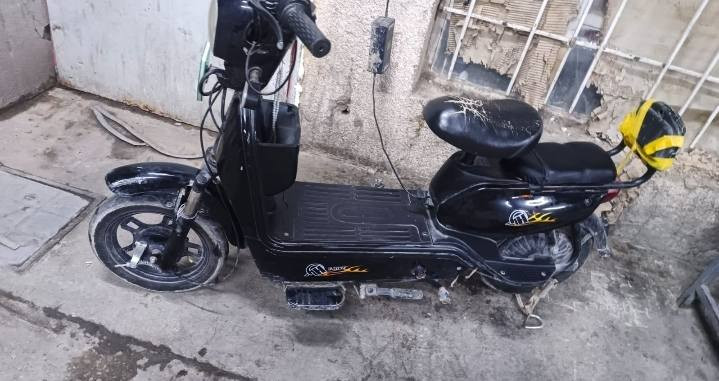 دراجة كهربائية حجم ١٤
نقصها بس اليدة مالت البريك لازم تدفعها لي كدام يلا تتحرك دراجة لئن بيها حساس 
مكاني بل يرموك سعرها ١٧٥ وبيها مجال قليل 
للتواصل واتساب ***********
