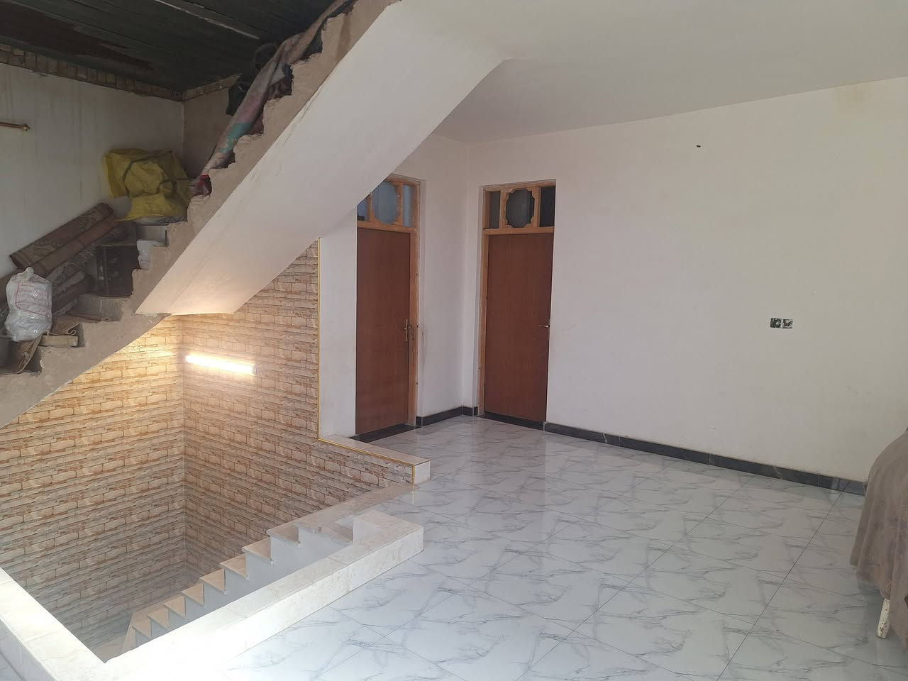 بيت للبيع الرئاسة كاع ابو علي الدراجي واجهة ١١ نزال ٢٤ شارع رئيسي (٢٢ م )بناء طابق ونص اربع غرف نوم حمام سويت مدخل استقبال وهول ومطبخ وكراج واسع كل خدماتة جاهزة  السعر مناسب رقم الهاتف ***********
