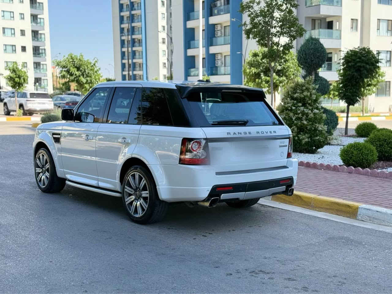Range Rover sport
مواسەفات Autobiography واتا فول فول قەپات
مۆدیل ٢٠١٣ شەریکە سەردار زەمان
٢ په‌ڵه‌ كارتی هه‌یه‌ 
١٧٥ هەزار رۆشتوه‌ 
٥ مۆدی لێ خورین 
٥ بەسمە 
رادار کامیرا ٣٦٠ حاسە هەر چوار دەوری
دەبڵ بەرز و نزم هەمووی بەشەرت
کەلە شاشە کۆنترۆل ئایپاد سیستەم سەماعەی harman kardon
گێر تۆماتیک عادی سپۆرت گێر شەفت 
سلایت ئاوێنە شەفت لید 
 ناو كرێمی و ره‌ش  کوشن خەزن میمۆری هیتەر کارەبای 
سوكان ڤۆلیۆم تحدید سرعە خەزن کارەبای 
تاخم تایە و ویلی لۆکە سپێری لۆکە 
سەیارەکە مواسەفاتی لە ژمار نایە
بەرد و کاتم و هەموی بەشەرت  
دەعامی بۆ دەعامی هیچ شتێک مەپرسە سەیارەکە وەک سفر وایە گێر و مەکینە و کارەبایەتی هەمو گیانی  مەزبوتە و بەشەرت 
رەقەم و سەنەوی تازه‌یه‌  ژینگە و رێگاو بانی دراوە 
نرخی ١٥٥ وەرەقەیە و مەجالی تیایه‌  
ناونیشان سلیمانی 
*********** السليمانية, العراق
