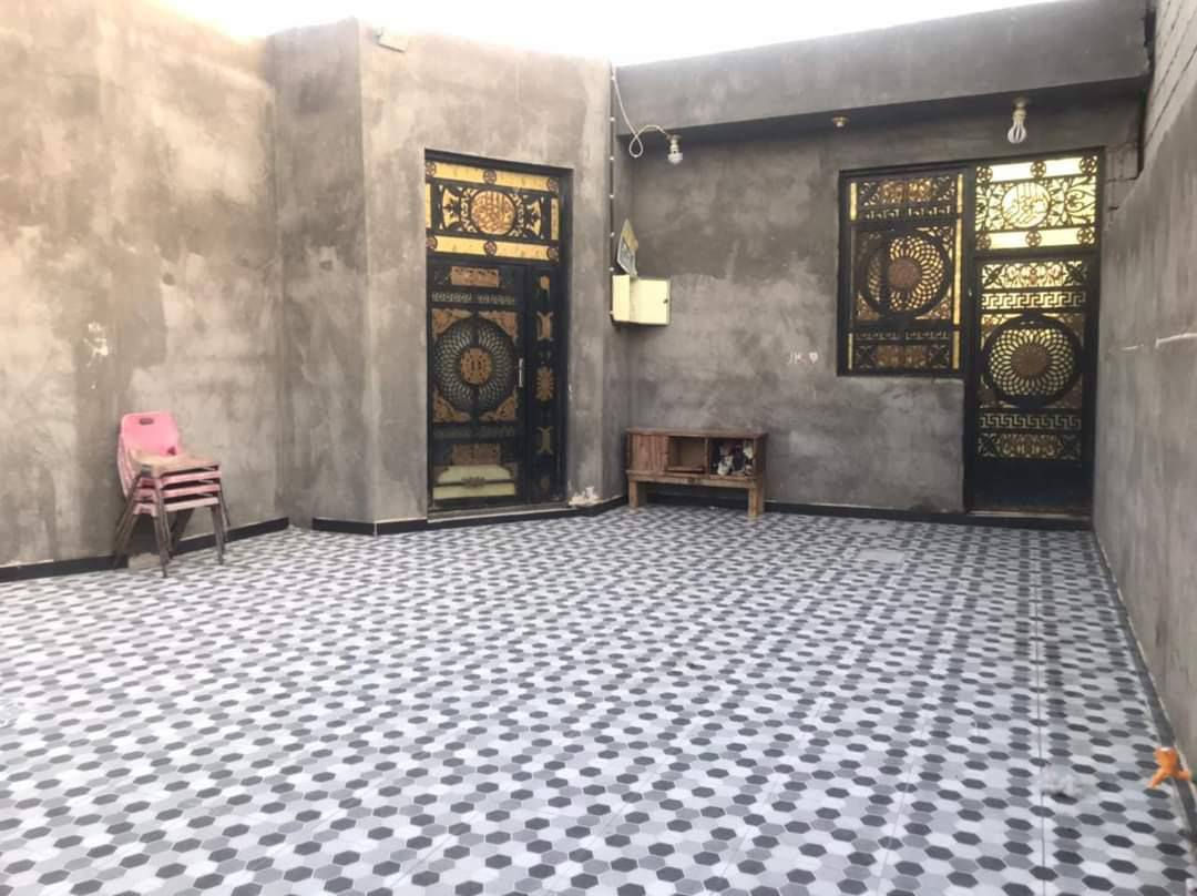 البيت للبيع 
السعر 65 وبي مجال قليل
المساحه 240م
نوع العقار انصاف نص ملك صرف ونص وقف  سني

يحتوي 2غرف منام 
 ديوانيه 
 صاله 

مطبخ  وبي مخزن 
ومناور عدد2
وصحيات خاجيه وداخلية 
 وبي كراج كبير
العنوان
ابو الخصيب طريق صحراء
شارع حسينيه الحجي والاستفسار الاتصال على الرقم الهاتف             ***********.                   و نستقبل رمضان روضكم كافتن       كل الاهله             بيكم بكل وقت
