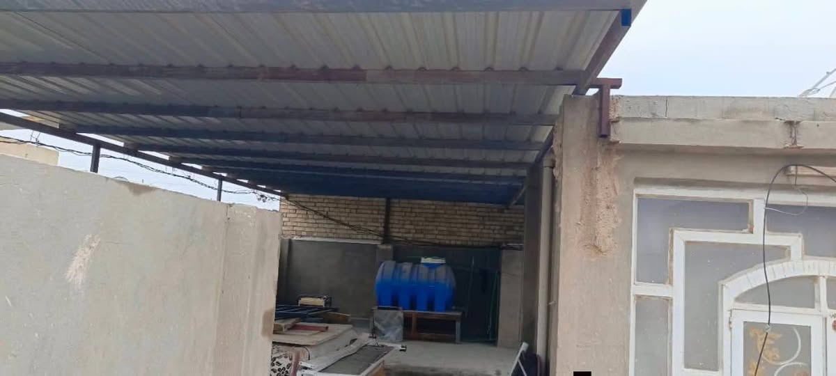 سلام عليكم دار للبيع مساحه 215 صب كونكريت طابوق جمهوري 3 غرف ومطبخ وصاله واستقبال وتخاريج داخليه وخارجيه مكان النجف الاشرف قي البراكيه شارع المطار القديم يبعد عن الشارع 100متر للاستفسار اكثر رقم موبايل / ***********
