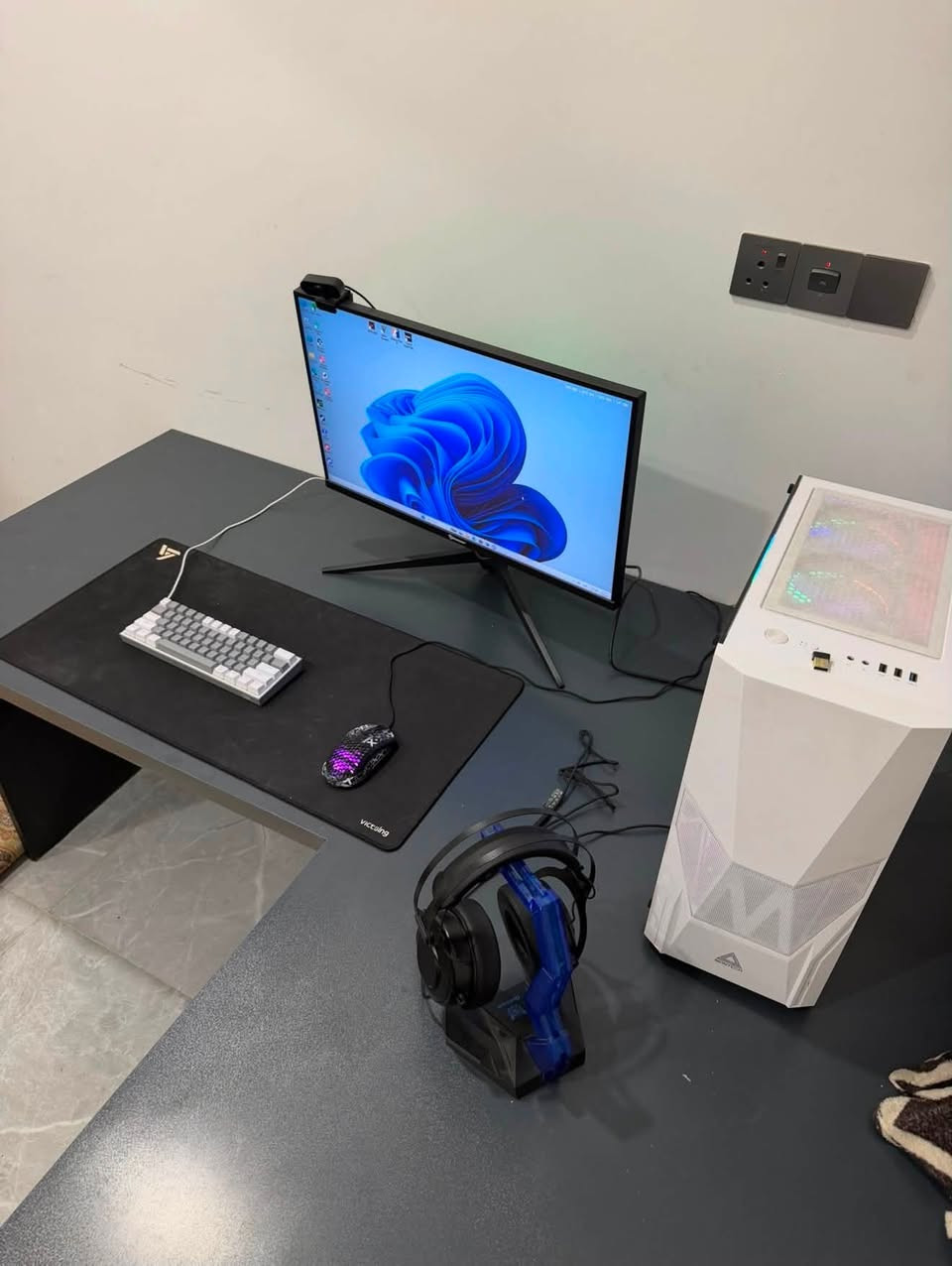 🔥 للبيع PC Gaming & Streaming كامل مع جميع الملحقات 🔥
📌 المواصفات:
✅ المعالج: Intel Core i5-13400F
✅ كرت الشاشة: RTX 5060 Dual Fan
✅ المذربورد: ASUS PRIME H610M-K D4
✅ الرام: Corsair 32GB DDR4
✅ التخزين: Lexar SSD 1TB
✅ تبريد مائي ARGB 240mm
✅ مزود طاقة 550W
✅ الكيس: Montech Fighter 500 White

🖥️ الشاشة:
✅ Patriot IPS Full HD 180Hz

🎮 الملحقات:
✔️ سماعة OMEN Gaming Headset
✔️ كيبورد Redragon FAZE11
✔️ ماوس Youz M5
✔️ Mouse Pad
✔️ حامل سماعة
✔️ كامرتين Full HD
✔️ UPS Taiker 1500VA
✔️ طاولة

💰 السعر: 1,700,000 دينار عراقي

الجهاز نظيف جدًا، استخدام شخصي، وجاهز للتجربة. مناسب للألعاب، البث المباشر، التصميم، والمونتاج، ولا يحتاج أي قطعة أو ترقية.

📩 للاستفسار أو المعاينة راسلني واتساب 
***********
