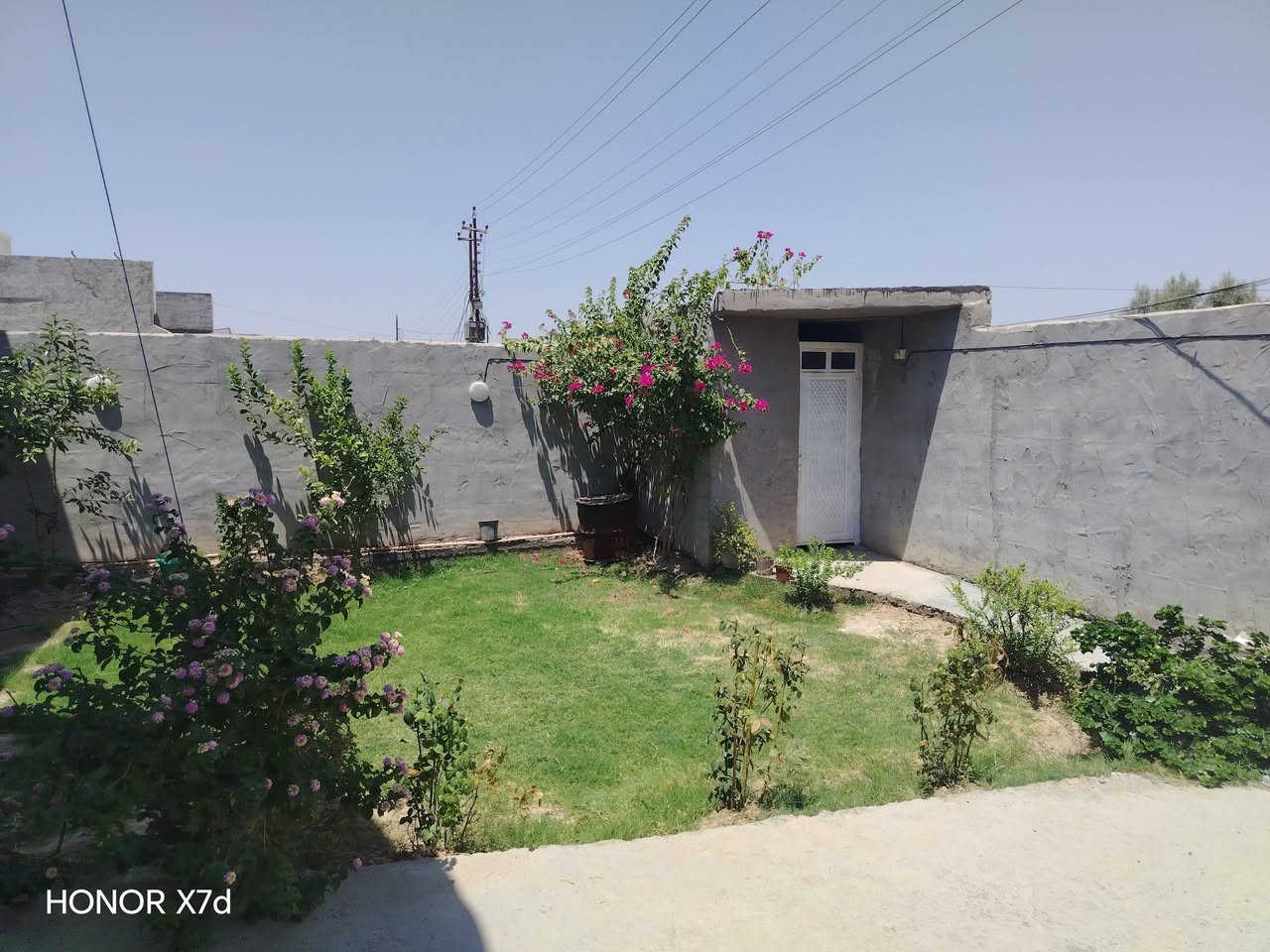 السلام عليكم ##يوجد دار للبيع المدائن خلف غسل حسن طماطه مساحة الدار ٢٥٠يحتوي على غرف نوم عدد ٢وصاله ومطبخ وستقبال مع صحيات داخل وخارج  وحديقه وكراج سياره  رقم الهاتف***********
