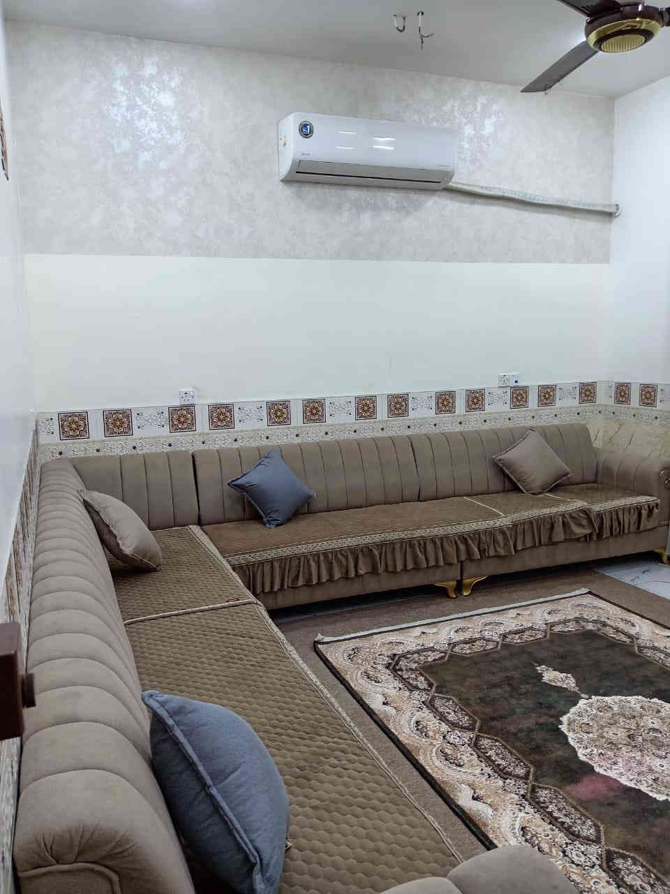 بيت زراعي سند 17 
مساحه 50 طابقين بناء حديث ونظيف كلش
واجهيه 5 
البياع مواصلات الخامسه شارع جامع خديجه الشارع عريض مجاري رئيسي تانكيات عدد 2 /1000 يحتوي على حمام خارجي استقبال ومطبخ وصحيات 
والطابق الثاني غرفتين وصحيات
السعر 75 وبي مجال البيت جاهز مابي اي نقص 

للاستفسار ***********
