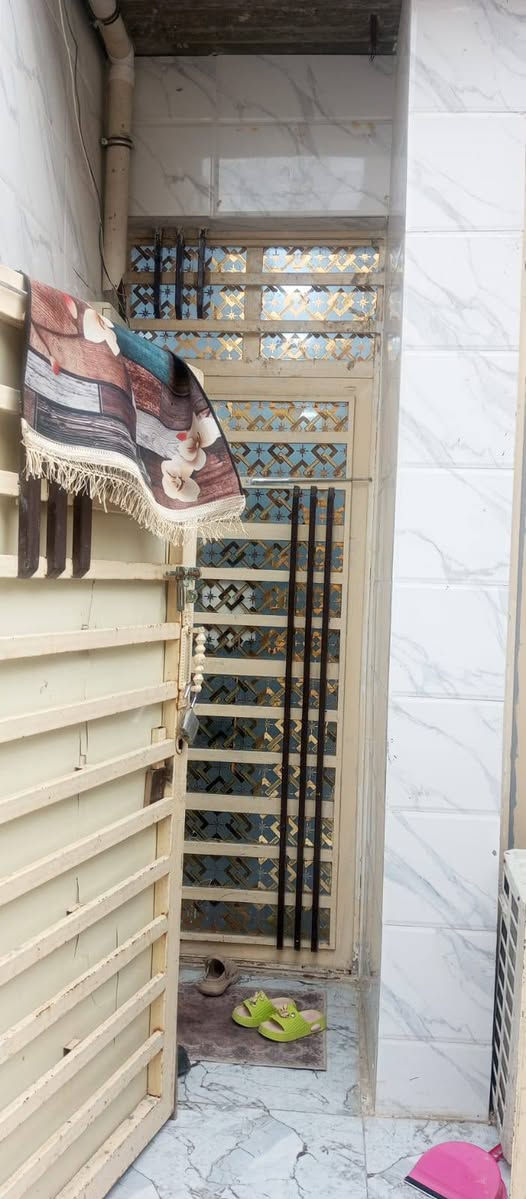 بيت للبيع العنون الشعله الدوانم شارع الخباطه قرب مدرسه المشكور البيت مساحته 50م الواجهه 5ونزال 10 خدمات متوفره ماء كهرباء وتبليط البيت جاهز  للستفسار اتصال على الرقم ***********
