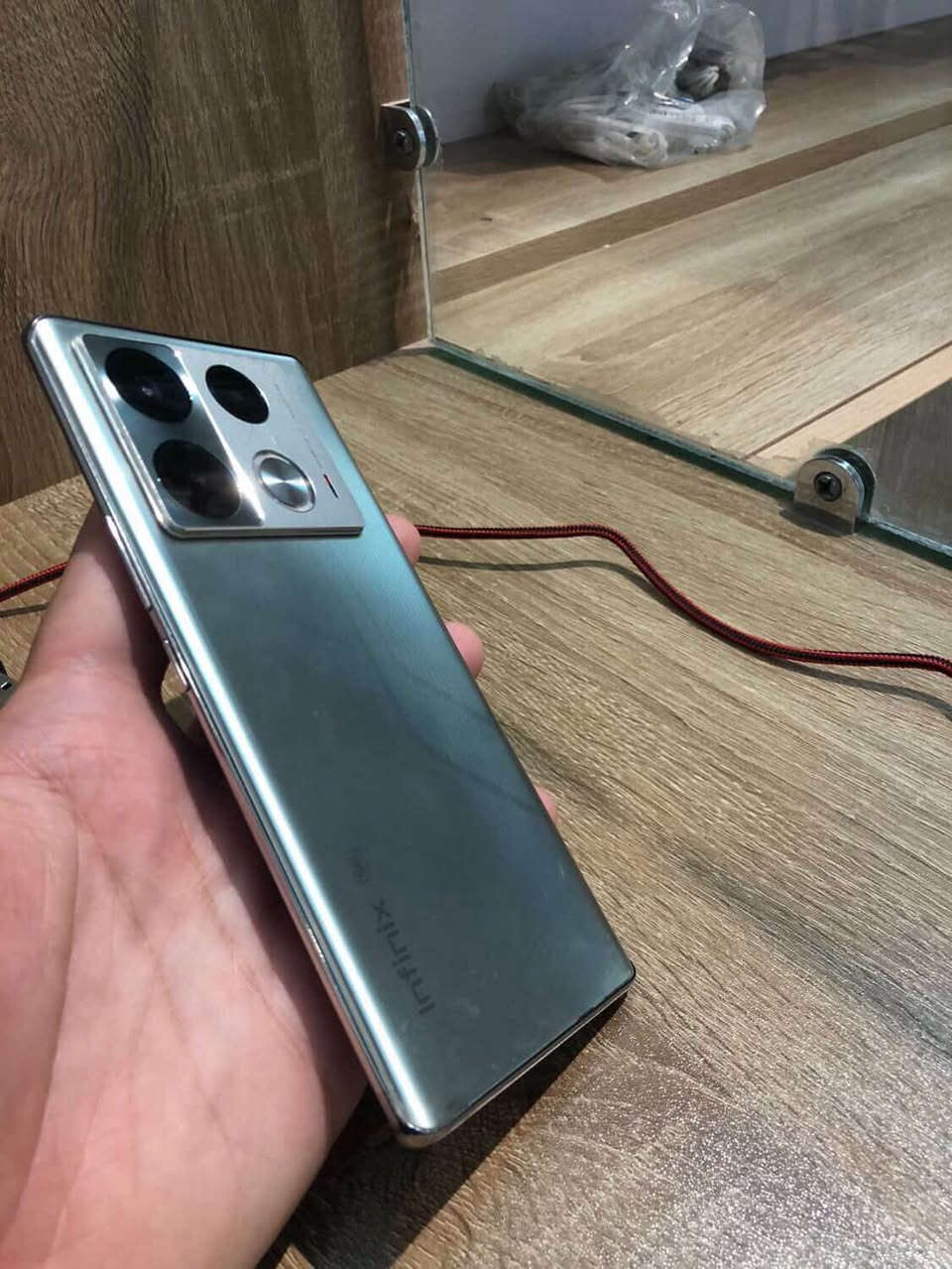 📱 مواصفات Infinix Note 40 Pro 5G

🔹 الشاشة:  
• AMOLED منحنية 6.78"  
• دقة 1080 × 2436  
• معدل تحديث 120Hz  
• حماية Corning Gorilla Glass

🔹 المعالج:  
• MediaTek Dimensity 7020 5G

🔹 الذاكرة والتخزين:  
• RAM 8GB  
• ROM 256GB

🔹 الكاميرات:  
• خلفية ثلاثية  
  ‣ أساسي 108MP + OIS  
  ‣ عدستان 2MP  
• أمامية 32MP

🔹 البطارية والشحن:  
• 5000mAh  
• شحن سريع 45W  
• شحن لاسلكي 20W (MagCharge)

🔹 نظام التشغيل:  
• Android 14 مع واجهة XOS 14

🔹 الميزات الإضافية:  
• دعم شبكات 5G  
• NFC  
• IR Blaster  
• صوت JBL  
• تصنيف IP53 لمقاومة الرذاذ

🔹 تصميم خاص:  
• إصدار Racing Edition  
• تعاون في التصميم مع BMW Designworks

📌 جهاز قوي في فئته، شاشة ممتازة، كاميرا 108MP، وشحن سريع ولاسلكي.

الجهاز حلو سلس موصفاته مثل ممكتوبه مستعمل نضيف عيبه الوحيد الشخوط الي بالشاصي مال كامره و العدسات ممشخطه لتخاف 
الجهاز متور في مركز الضمان عنوان 
كميره مقابل مكتبه الناصر مجاور اسواق ليان بغداد, العراق


**إذا كنت صاحب هذا الإعلان وتريد حذفه لأي سبب، رجاءا أرسل رسالة إلى الدعم الفني**