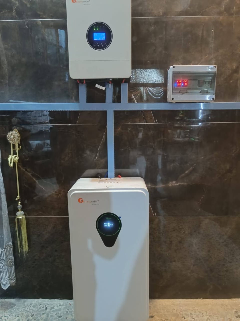نقدم لكم مجموعة من أجهزة الطاقة الشمسية المتطورة، مصممة لتوفير حلول طاقة مستدامة وفعالة. هذه الأنظمة تتميز بكفاءتها العالية وموثوقيتها في توليد الكهرباء النظيفة ☀️. تمثل هذه التقنيات استثمارًا حكيمًا في مستقبل الطاقة المتجددة 🔋. نسعى لتقديم الأفضل لعملائنا الكرام 💡.
للتواصل والاستفسار على الرقم التالي 
قسم المبيعات استاذ منير ***********
استاذ معين ***********
