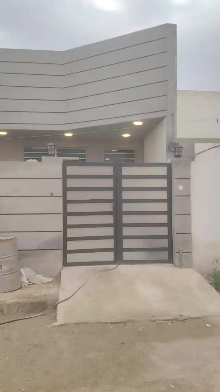 البيت للبيع 200 متر في الكوت الجديده شارع الاقواس بالاخير  بناء 2025 بناء درجه اولئ ومرتب مساحه البناء الكلي 185متر يتكون من استقبال ومطبخ وصاله و 3 غرف ثنين جوه وحده طابق ثاني مع صاله وحمام
الاستفسار اتصال
***********
***********
