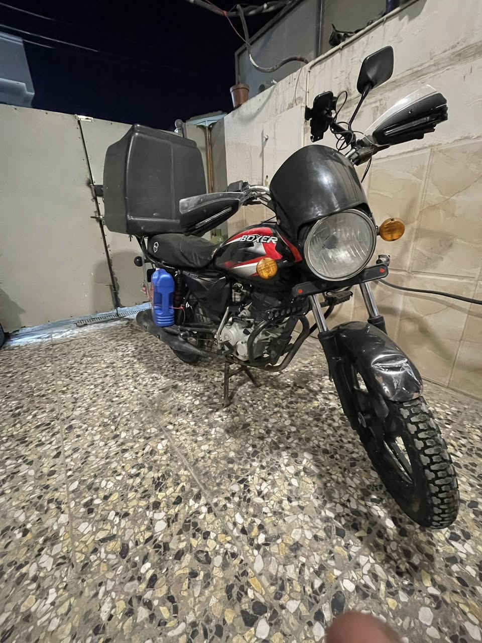 دراجه بوكسر كلاسك مديل 2021 دراجه نضيفه حيل 
كهربائيات كلهن شغالات مكينه نضيفه لا نضوح ولا تبخير تايرات جدد لايتات زنون عالي ولايتات خارجيات إضافيه دراجه نقصه دواسات مال رجل بس 
بدون اوراق اوراقه ضايعه  وأكفلك من سرقه قانون وعشاير  عنواني دوره ابو دشير هـ***********
