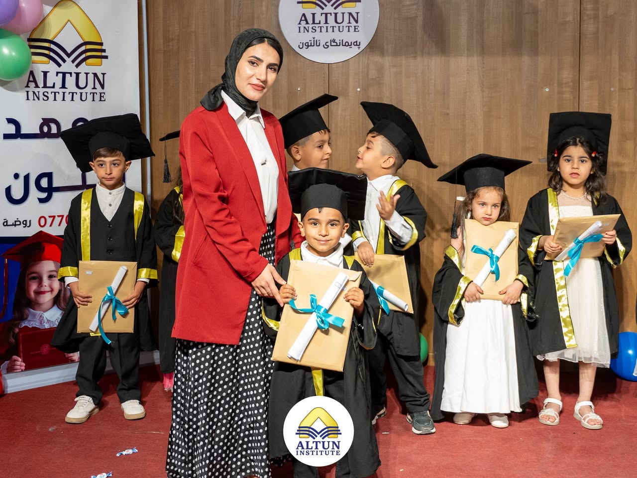 * “بابتسامة الأطفال، يصبح المستقبل أجمل 🌸🎓”
* “اليوم نهاية مرحلة، وبداية نجاحٍ أكبر ✨”
* “أطفال اليوم هم نجوم الغد 🌟”
* “بقلوبٍ مليئة بالأمل، نخطو نحو المستقبل 🎈”
* “تخرج الأطفال… يوم فرحٍ وأملٍ ونجاح 💖”
* “صغارنا يحملون أكبر الأحلام 🎓”
* “من اللعب والتعلّم إلى النجاح والمستقبل 🌈”
* “الأطفال الذين يبتسمون اليوم، يصنعون الغد 😊”
* “الخطوة الأولى نحو الأحلام الكبيرة 👣✨”
* “يوم التخرج… يوم الفخر والسعادة للأطفال 🎉
کلار  ***********
