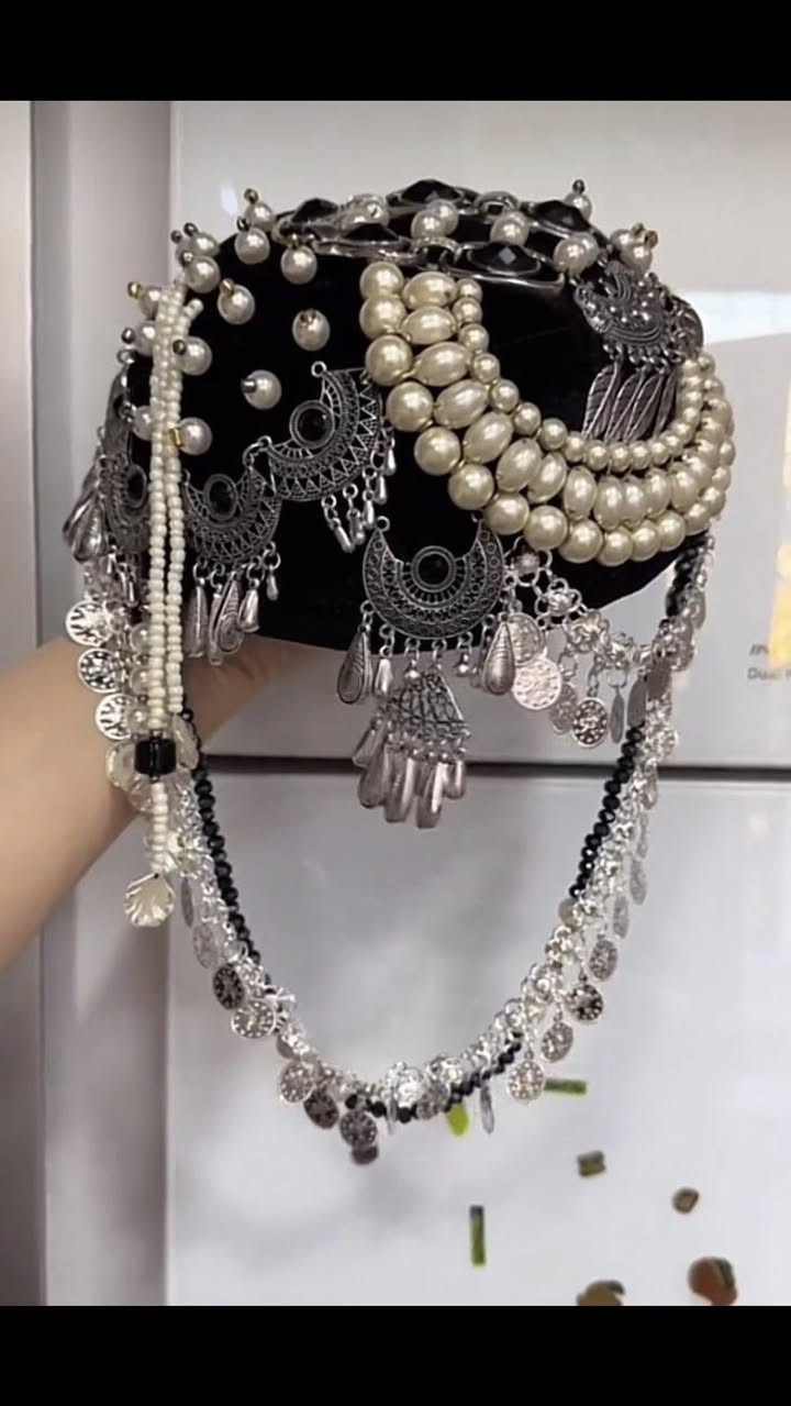 خانمە گوڵەكان گەر كڵاوێكی جوان و تایبەتتان دەوێت داوا بكەن لەسەر خواستی خۆتان بە جوانترین شێوە دروست دەكرێت بە گونجاو ترین نرخ  ***********🥰🦋👌
