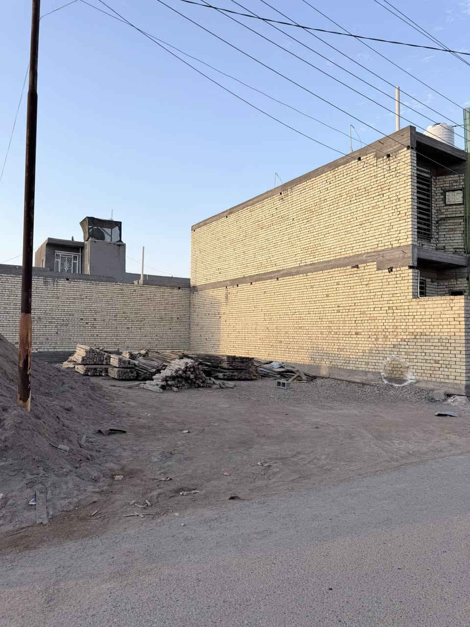 السلام عليكم
قطعة أرض للبيع
الموقع بغداد قرب فلكة سلمان باك، منطقة العريفية

سند العقار طابو زراعي سند 25
مساحة الأرض 150 متر
الجبهة 10 متر
النزال 15 متر

المنطقة راقية وحلوة، متوفّر بيها كل الخدمات
شوارع مبلّطة، ماي وكهرباء وإنترنت كيبل ضوئي
تبعد عن شارع الجرف تقريباً 800 متر
وقريبة من بسماية

المكان هادئ ومناسب للسكن والاستقرار، وأهل المنطقة ناس طيبين

السعر 68 مليون 
رقم الهاتف***********
