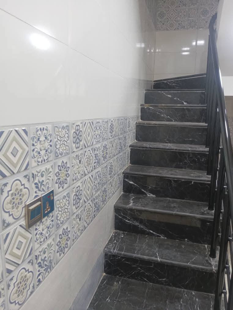 بيت 50 متر زراعي بيت  غلام  للبيع يتكون من غرفتين وبيتونه جبيره  وستقبال  ومساحه ومنور حمام 2 تواليت خارجيه
هاتف ***********
