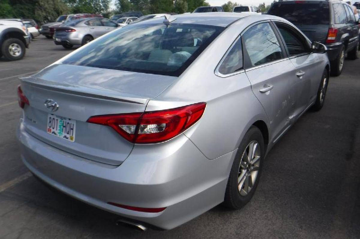 سلام عليكم للبيع سوناتا موديل 2016 وارد امريكي  حادثها موضح بالصورة   سونار موجود بالصور جاملغ خلفي  مصبوغ باب خلفي  والباقي بدون دواخل   محرك2400 كير تبريد حداديه تمام شاشه كامره خلفيه تحكم ستيرن نضام أيكو+نضام أيكو مثبت سرعه سياره جديده رقم بغداد سنويه مجدده  تحويل بسمي  سعر ١٢٥ مجال كلش قليل***********/عنوان ديالي
