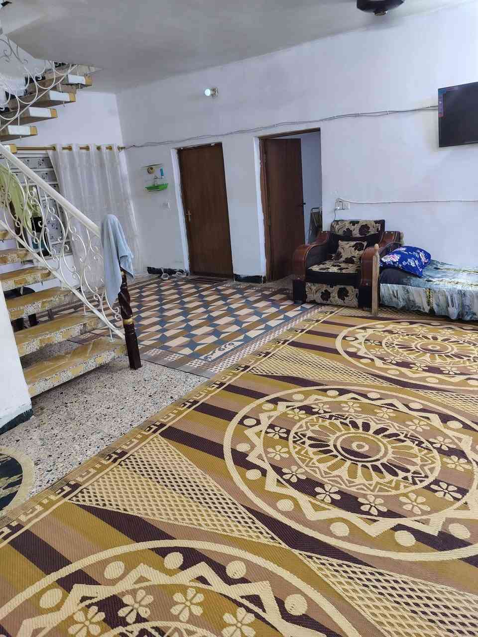 سلام عليكم بيت البيع أو مراوس حسب القناعه بيت المساحه ١٨٠ متر يحتوي على صابق ونص العنوان سبعه نيسان حي عون ***********
