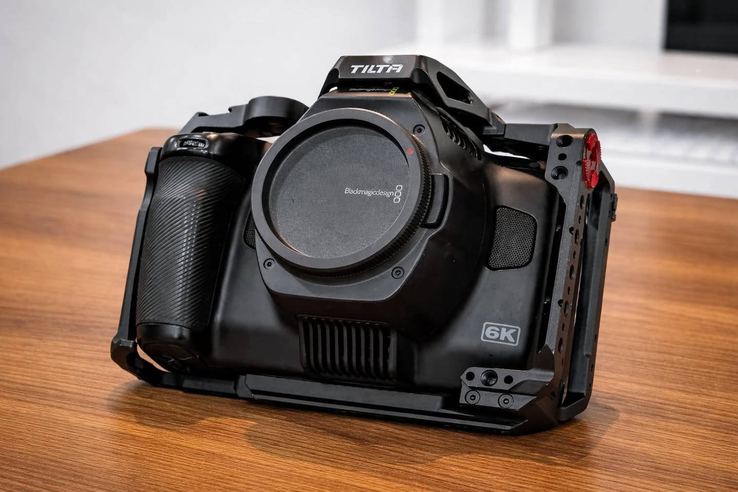 بلاك ماجك بوكت 6K  G2
كاميرا مستخدمة سبوع واحد فقط 
الملحقات 
عدسة ساميونك  24 سينمائية 
رام 128 
بطارية و قاعدة خارجية 
كيج 
و جميع الملحقات الاصلية 
للاستفسار ***********
