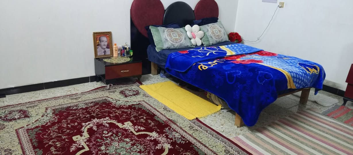 السلام عليكم بيت للبيع مساحة١٠٠متر في مقاطعة ٣/١٠بغداد حي التراث مقابل المستوصف يحتوي على غرفتين نوم ومطبخ وصالة وحمام يعني طابق ونص الغرفة الفوك بيها سويت حمام 
للاستفسار الاتصال على هذا الرقم***********
