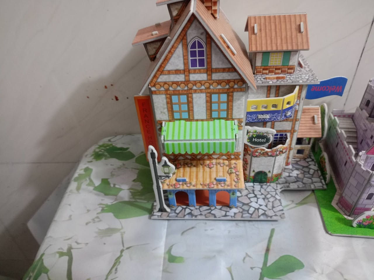 بسم الله الرحمن الرحيم شباب بنات بيوت كرتونيه تفيد لزينه وللمدارس وللهدايه سعر لقطعه  الفين وتوصيل الف رقمي وات ساب ***********
