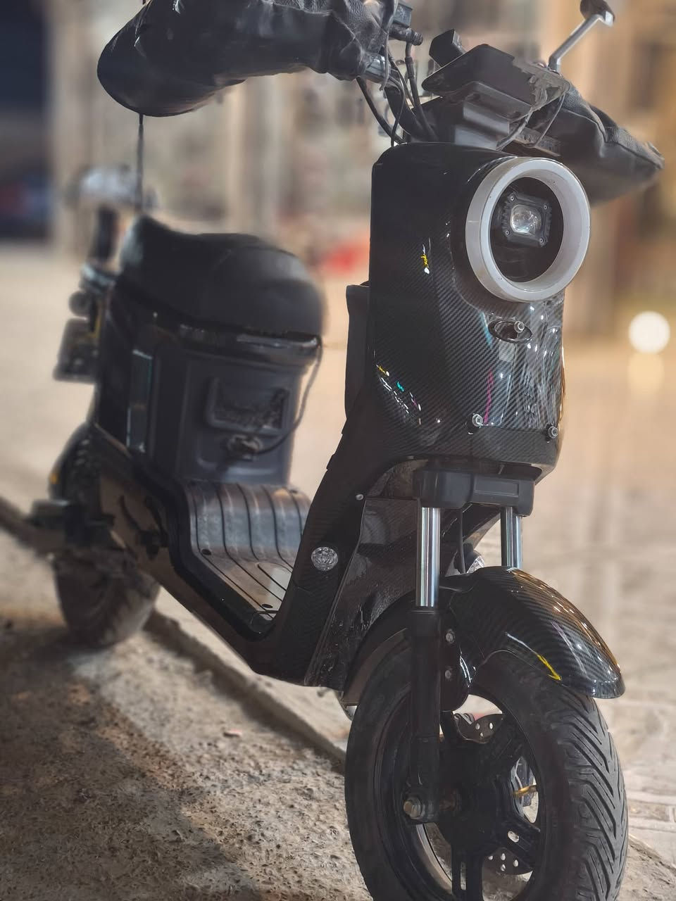 سلام عليكم ورحمة الله وبركاتة
عيوني دراجة شحن R9 نضافة خيرات الله للبيع السعر تريد خاص تريد اتصال ع رقم *********** او ***********
عيني مواصفات دراجة 
1- كشر كاربون فايبر 
2-عقل رياضي يشغل 4-5-6 بطارية 
3-بطاريات جديد تجي تفحص وين ما تريد 
4-تعديلات بسيطة بيه
5-تاير خلفي جديد جبلي عالي 
6-بصمة شاشة+ريمونت +سويجات ثنين 
7- يحتوي على مضخم صوت بلوتوث معدل 
   ملاحضة (تصوير ليلي مو واضح تجي تفحص وجيك ايمت ما يعجبك) وشكرا
