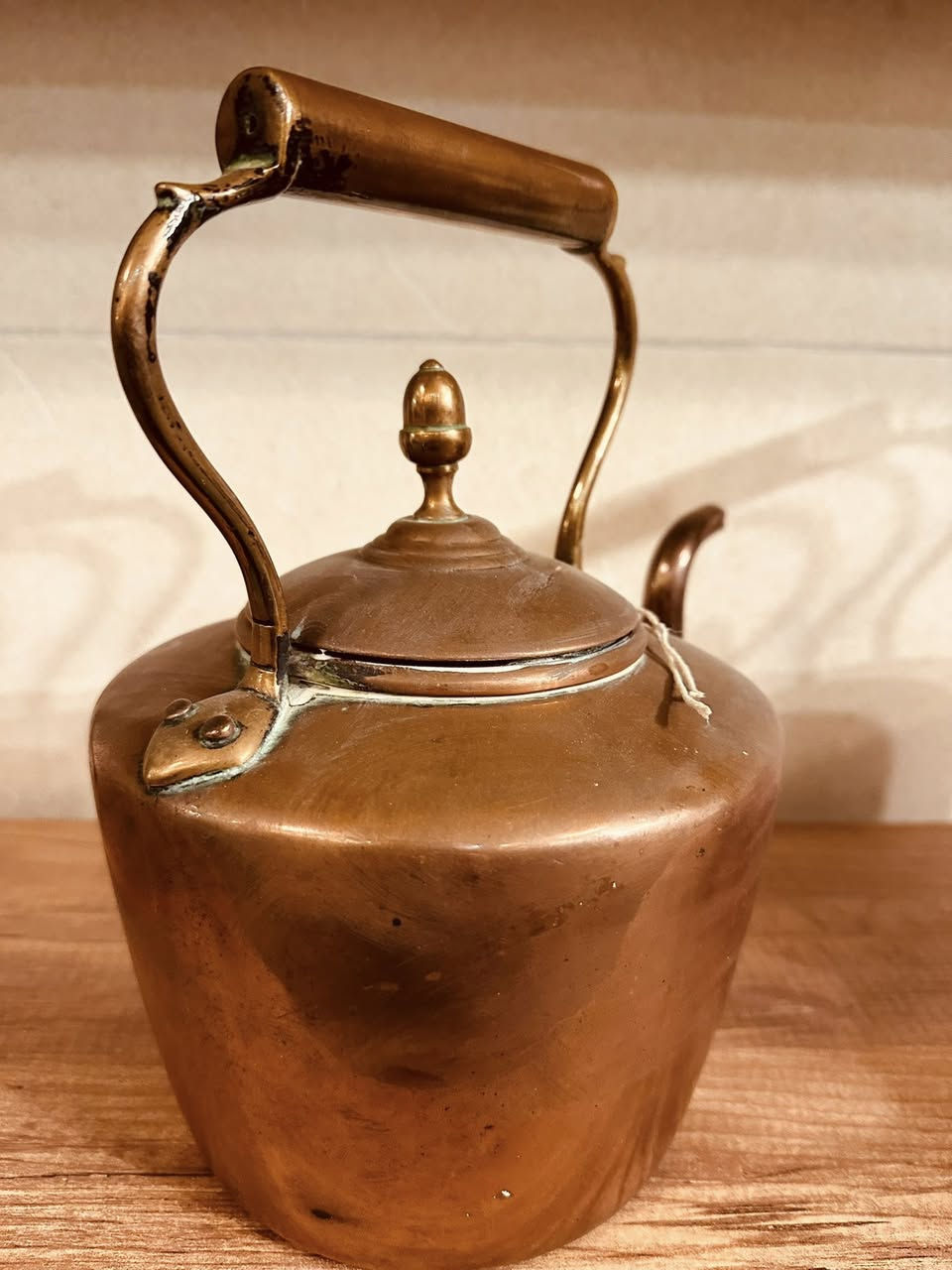 قوري نحاس احمر ثقيل صناعة انكليزية قديمة
*********** واتساب المحل في السليمانية يوجد توصيل
