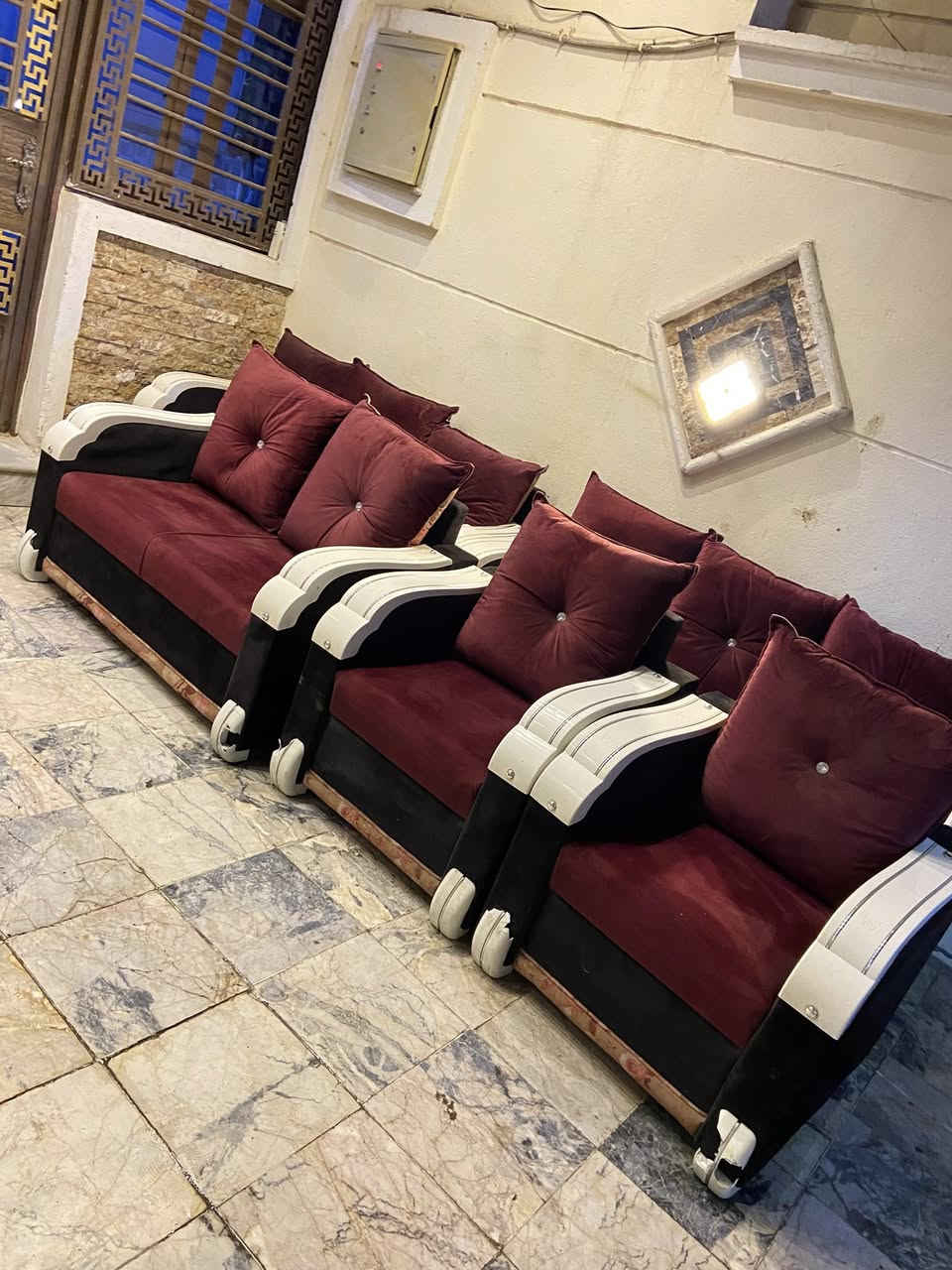 اترخص من مدير محترم تخم قنفات 10 مقاعد نضيف جدا اي ضرار مابيه يتكون من قنفه كبار 2+ قنفه وسط + 2 كراسي نضيف اي ضرار مابيه السعر 175  رقم هاتف *********** بغداد مكلفه بالنشر اتصال فقط السبب البيع انتقال ال مكان اصغر
