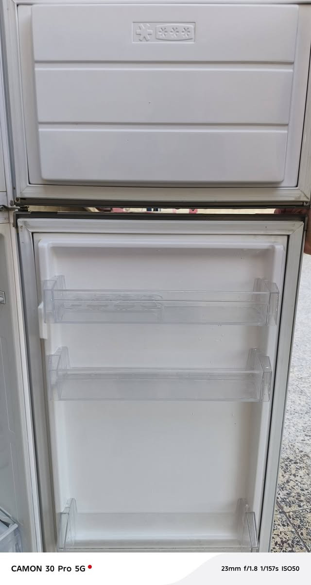 ثلاجه مستعملة للبيع أخو الجديد شرط حجم 12 قدم للاتصال رقم ***********
