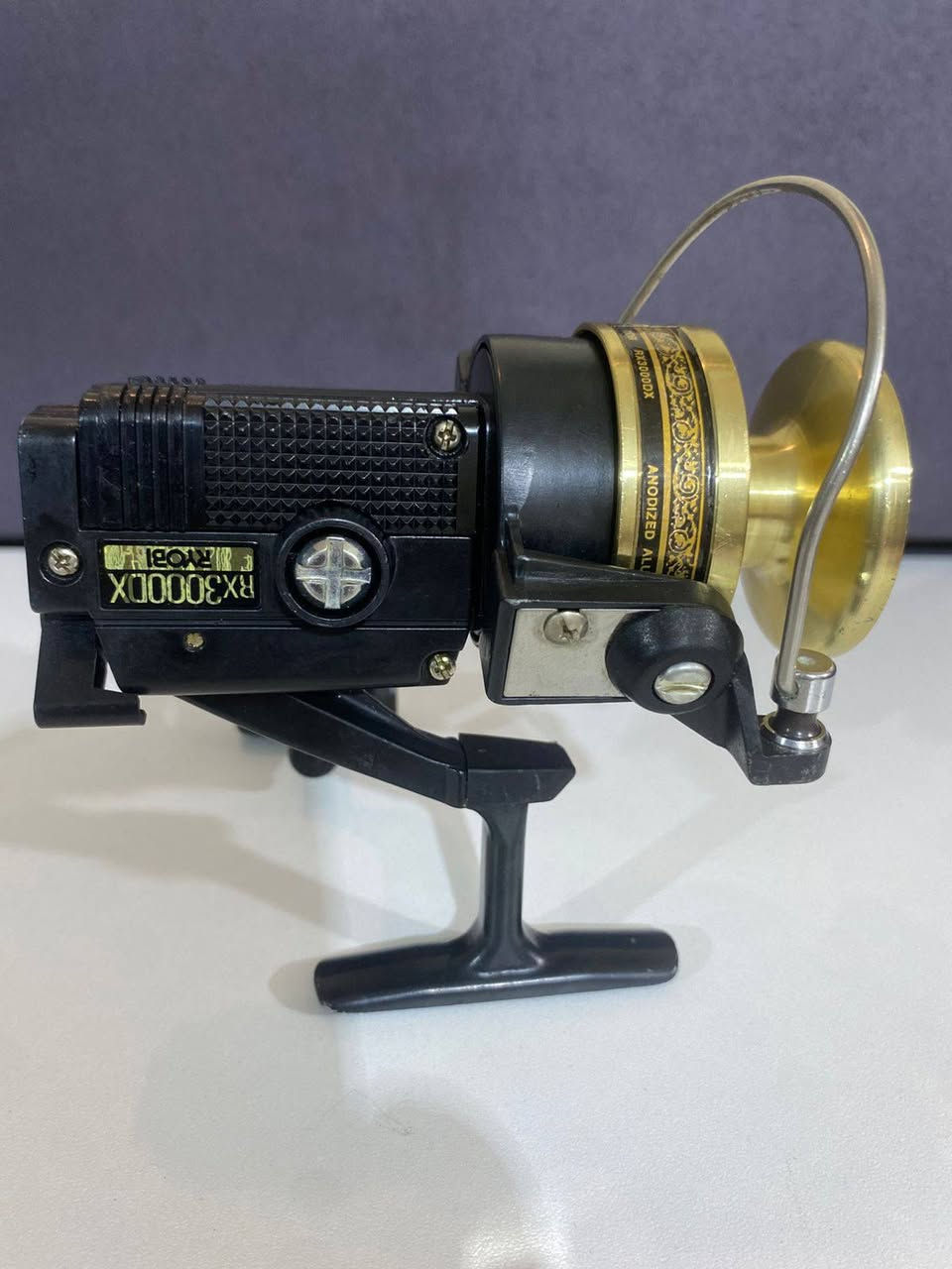 السعر ٥٥ ألف قفل 🔐
هذه الماكينة هي قطعة كلاسيكية مميزة جداً من إنتاج شركة Ryobi اليابانية، 🇯🇵🇯🇵
وهي معروفة بمتانتها العالية.💪🐟🎣🐠
​المواصفات والتفاصيل
​الاسم الكامل: ريوبي آر إكس 3000 دي إكس (Ryobi RX3000DX).
​المنشأ: اليابان (Made in Japan) - وهذا الموديل  يتميز بجودة تصنيع وتفاصيل زخرفية (النقش الذهبي على البكرة) لا تجدها في الماكينات النادرة
​الحجم: تعتبر من الحجم المتوسط (فئة الـ 3000)، وهي مثالية لصيد "الشاطئ" أو "القارب" للأسماك متوسطة الحجم مثل الكارب (السمتي) أو القطان.
​(شكد تشيل خيط؟)
​خيط قياس 3 (تقريباً 0.28 ملم): يأخذ 290 متر.
​خيط قياس 4 (تقريباً 0.33 ملم): يأخذ 200 متر.
​خيط قياس 5 (تقريباً 0.37 ملم): يأخذ 160 متر


**إذا كنت صاحب هذا الإعلان وتريد حذفه لأي سبب، رجاءا أرسل رسالة إلى الدعم الفني**