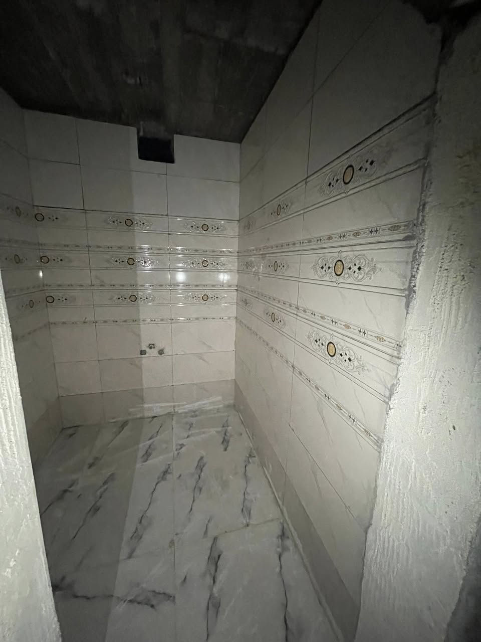 بيت للإيجار ابي الخصيب الصنكر 
يحتوي ثلاث غرف منام وصاله وستقبال ومطبخ وصحيات خارجيه وداخليه ويكون غريب ع شارع العام اجاره ٤٠٠قفل للاستفسار ***********
