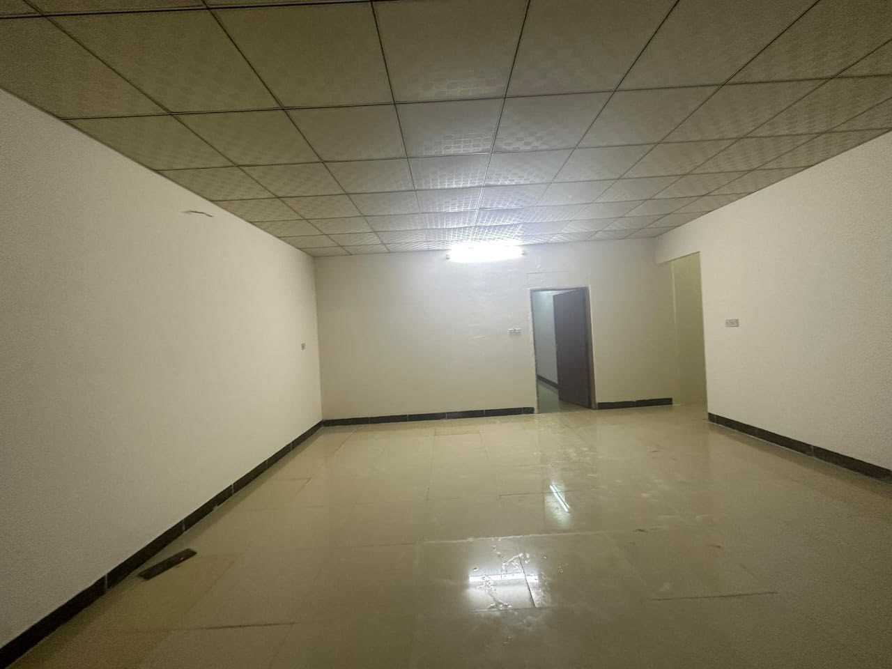 للايجار 
دار طابق ثاني في حي الرفاق 2غرفه نوم واستقبال وهول ومطبخ كبير مع صحيات 
للتواصل عبر الصفحه او الرقم ***********
