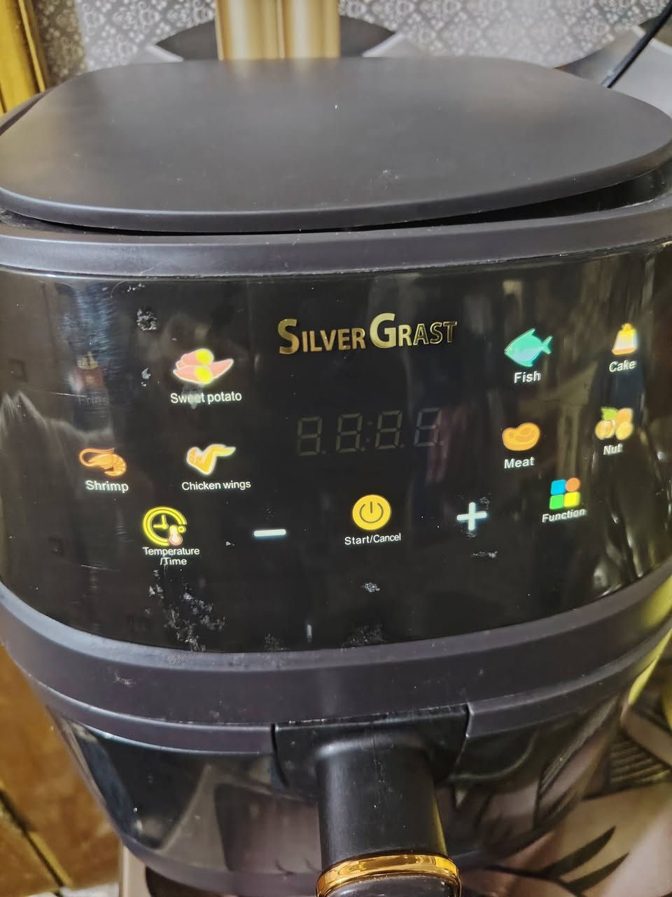 قلاية هوائية سعة 8 لتر بقدرة 2400 واط القلايه مستعمله  من ماركة سلفر كريست الالمانيه تجي بمصباح داخلي اناره وجام شفاف تشوف الاكل وبرامج الطبخ شاشه ديجتال لمس تفييد اهل الدايت والسكر لان تستغنى عن الزيوت المهدرجه سعرها 30 الف والجديده اقل شي سعرها حاليا 100 الف بمعنى سعرها 30 الف بلاش   والتوصيل داخل كربلاء الفين فقط قبل متنطي فلوس شغله وافحصها    للتواصل واتساب***********
