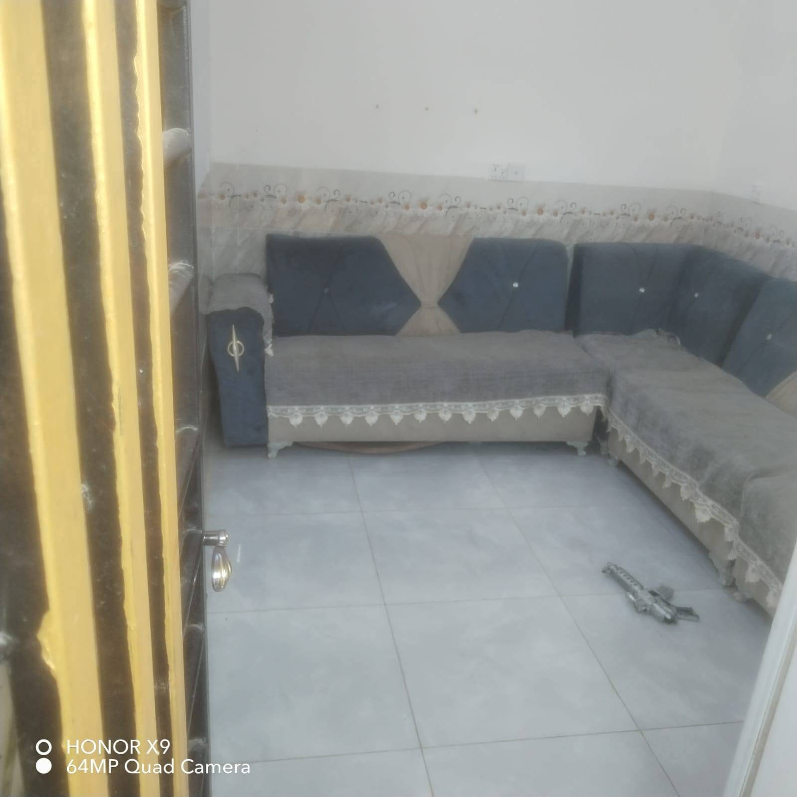 ياالله على بركة الله اللهم صل على محمد وآل محمد مشتمل للبيع  سند زراعي تحويل مباشر الموقع حي الأمير الزراعي قرب الصيدليه الأولى السعر 53 وبي مجال  المساحه 100 متر طابقين الأول غرفه استقبال مطبخ صاله مجمع صحيات الطابق الثاني غرفه صحيات المشتمل خير من الله كامل ومرتب كله سيراميك للاستفسار ***********
