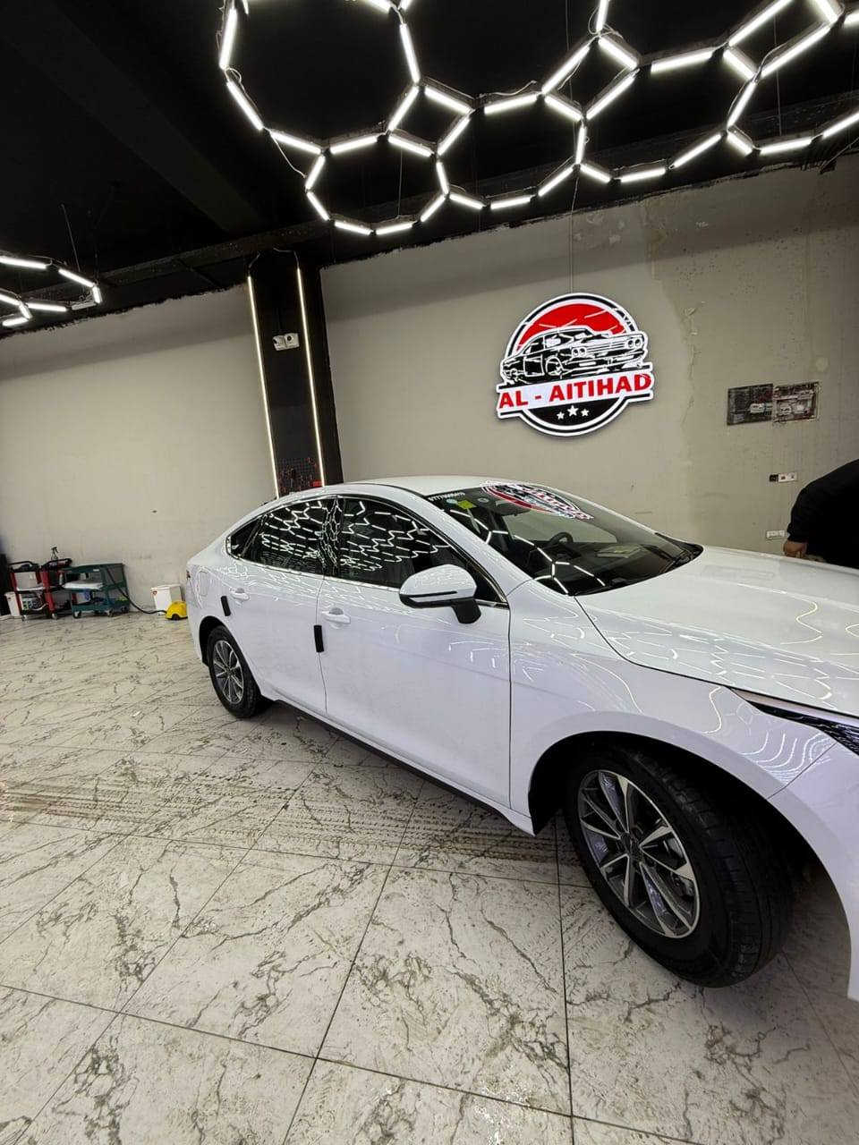 بي واي دي
دستروير ابيض 
سياره جديده ماشيه ١٦ الف 
مواصفاتها معروفه مايحتاج ونضيفه سياره بعدها ع وضع الشركه 
رقم بغداد تحويل ثاني يوم 
السعر 18.600 
*********** واتساب فقط 
او ع خاص
