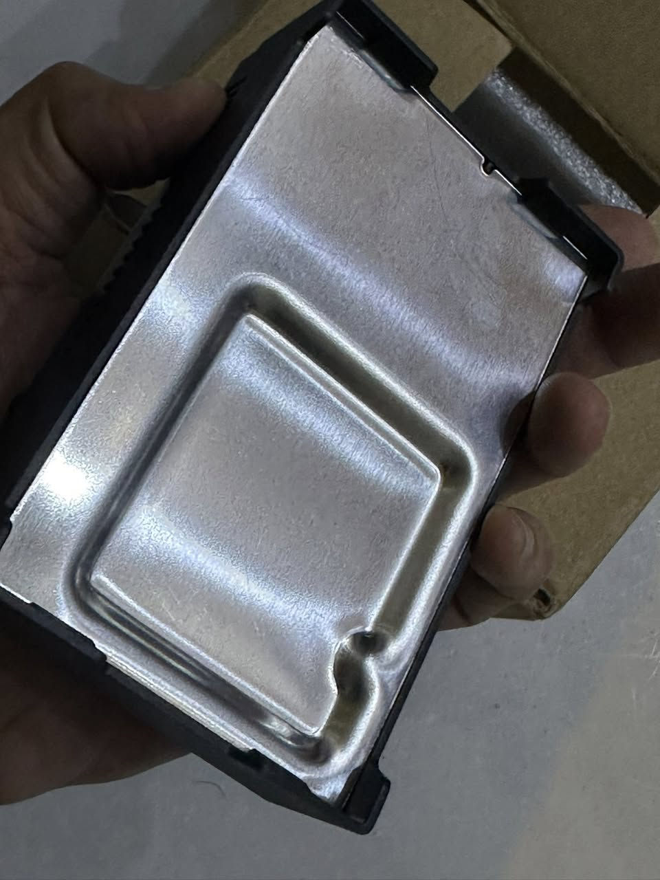 وحدة تحكم في علبة النقل (Transfer Case Control Module) من ماركة Pangolin، وتحمل الرقم المرجعي P68395074AA أو 05150732AE. 
التوافق: مصممة خصيصاً لسيارات جيب جراند شيروكي (Jeep Grand Cherokee) ودودج دورانجو (Dodge Durango) موديلات 2014-2015. 
الوظيفة: تقوم بإدارة توزيع الطاقة بين المحاور الأمامية والخلفية لضمان سلاسة التنقل بين وضعيات القيادة المختلفة. 
المميزات: تتميز بتصميم "التوصيل والتشغيل" (Plug and Play) لسهولة التركيب. 
المادة: مصنوعة من مواد متينة وعالية الجودة مقاومة للتآكل والحرارة العالية.

الموديلات المدعومة:
جيب جراند شيروكي (Jeep Grand Cherokee): موديلات عام 2014 وعام 2015 [2, 9, 16].
دودج دورانجو (Dodge Durango): موديلات عام 2014 وعام 2015 [2, 16].
أنواع المحركات المتوافقة:
تدعم هذه الوحدة المركبات المزودة بالمحركات التالية ضمن الموديلات المذكورة أعلاه:
محرك 3.6 لتر V6 [2].
محرك 5.7 لتر V8 (HEMI) [2].
محرك 3.0 لتر ديزل (في بعض فئات الجراند شيروكي) [2].
محرك 6.4 لتر V8 (فئات SRT) [2].
ملاحظة: تأكد دائماً من مطابقة رقم القطعة الموجود على الوحدة القديمة في سيارتك، حيث أن بعض الفئات التي لا تحتوي على وضعية "المنخفض" (Low Range) في الدبل قد تستخدم وحدة مختلفة [2, 16].

توصيل متوفر


**إذا كنت صاحب هذا الإعلان وتريد حذفه لأي سبب، رجاءا أرسل رسالة إلى الدعم الفني**