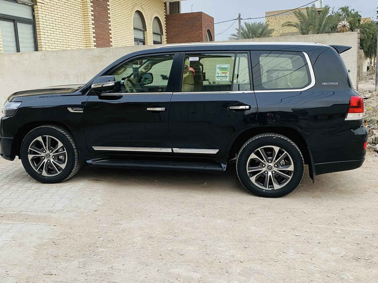 لاند كروز 2016فول 8سلندر ماشيه 110 سياره جديده ما متعوبه بيه جاملغ تبديل ولبنيد بس صبغ بدون اي شي لا شاصي لا ولغد 
شاشه 
فتحه 
كشنات جلد 
اربع كامرات
تخم تاير مواصفات الاند كروز المعروفه 8ارباك اصل مو شد
زنون عالي ناصي 
حساسات خلفيه 
رقم مميز مكانه بصره قضاء المدينه ***********
السعر 386وبيه مجال
