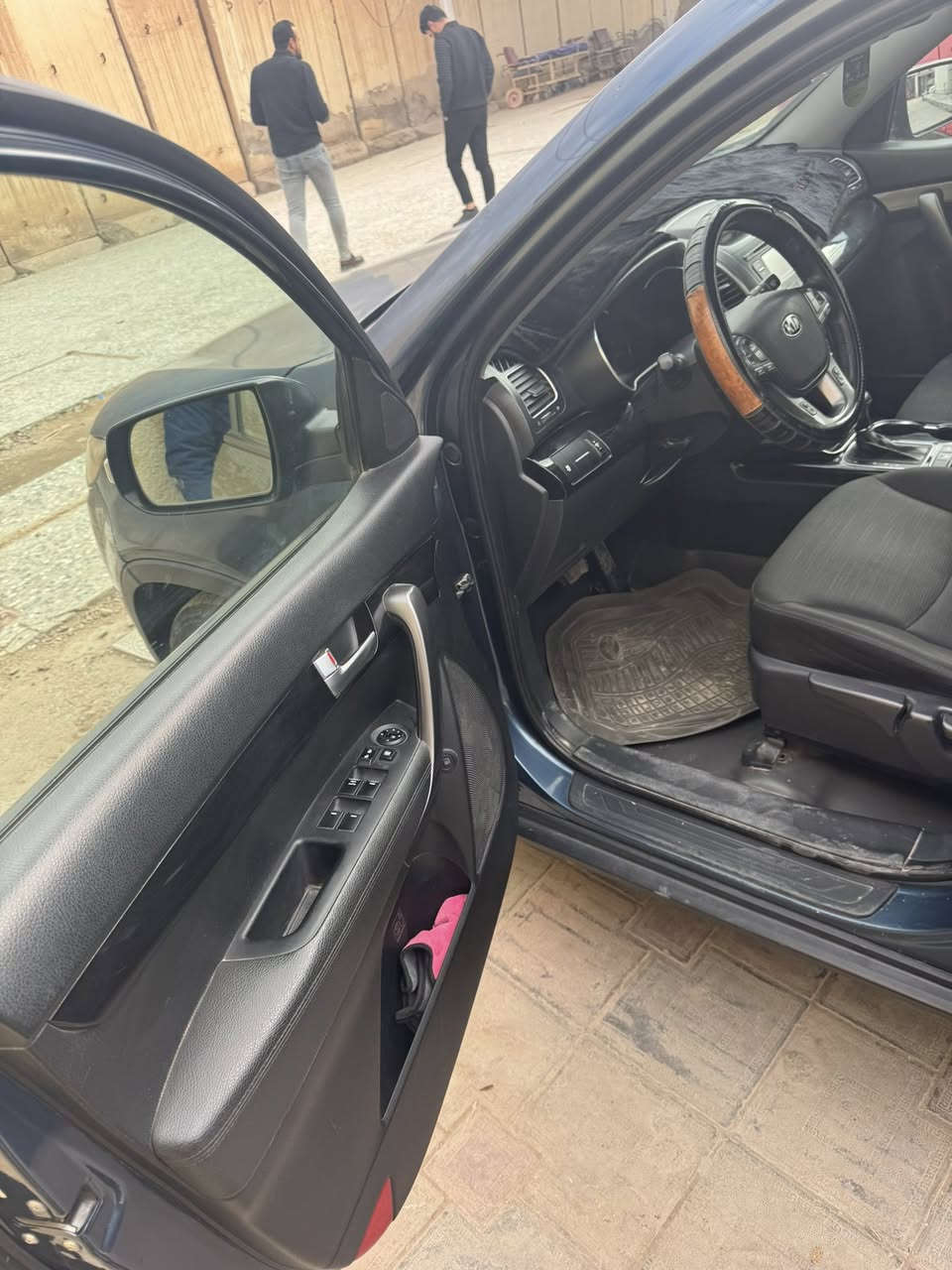 السلام عليكم كيا سورنتو موديل 2014وارد أمريكي ضربتهه جاملغ وبنيد  بدون دواخل السياره حلوه وناعمه بيهه خيط تبخير حيل قليل4سلندر GDI رقم بغداد بسامينه شرط التحويل السعر 120 وبيهه مجال ***********
