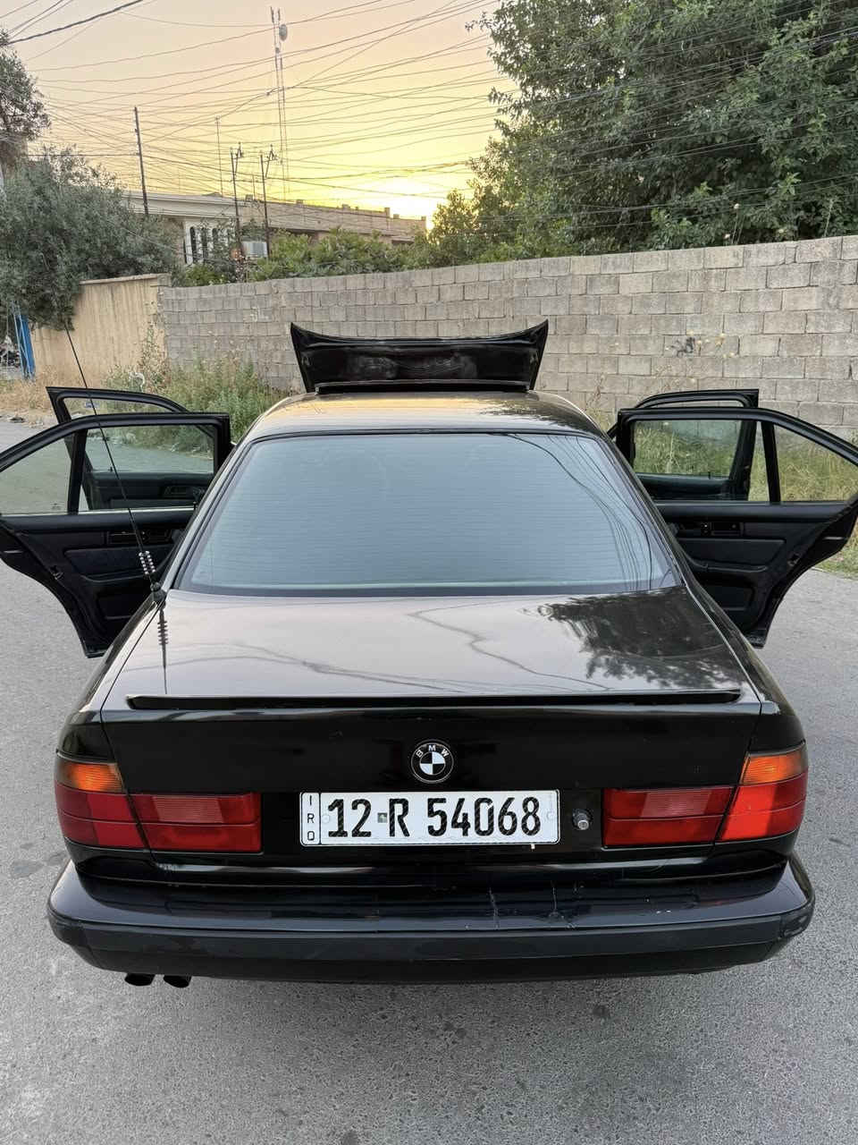 السلام عليكم للبيع BMW 525 موديل92. كير محرك شرط.  تبريد شغاله .  صبغ فقط جماليه.  طخم تاير جديد. طخم ويل كب جديد. صدر امامي خلفي جديد. داخل جلد. كابون بانزين. شرط التحويل. السعر. 75و بيها مجال. مكان موصل حي الطيران.  رقم الهاتف ***********
***********
