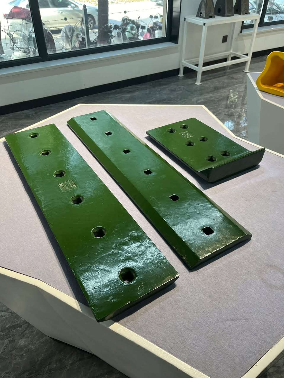 تم وصلو حاوية أسنان وشفرات كيله الجميع أنواع المعدات الثقيلة  -  شفل - كريدر - بلدوزر - حفار - جي سي بي 
الأستفسار الأتصال—  *********** 
وقت الدوام من 🕖من ساعه ثامنه صباحآ إلى ساعة ⏰ الخامسة عصراً 
اتصل نصل يوجد لدينا خدمة توصيل 🚚
