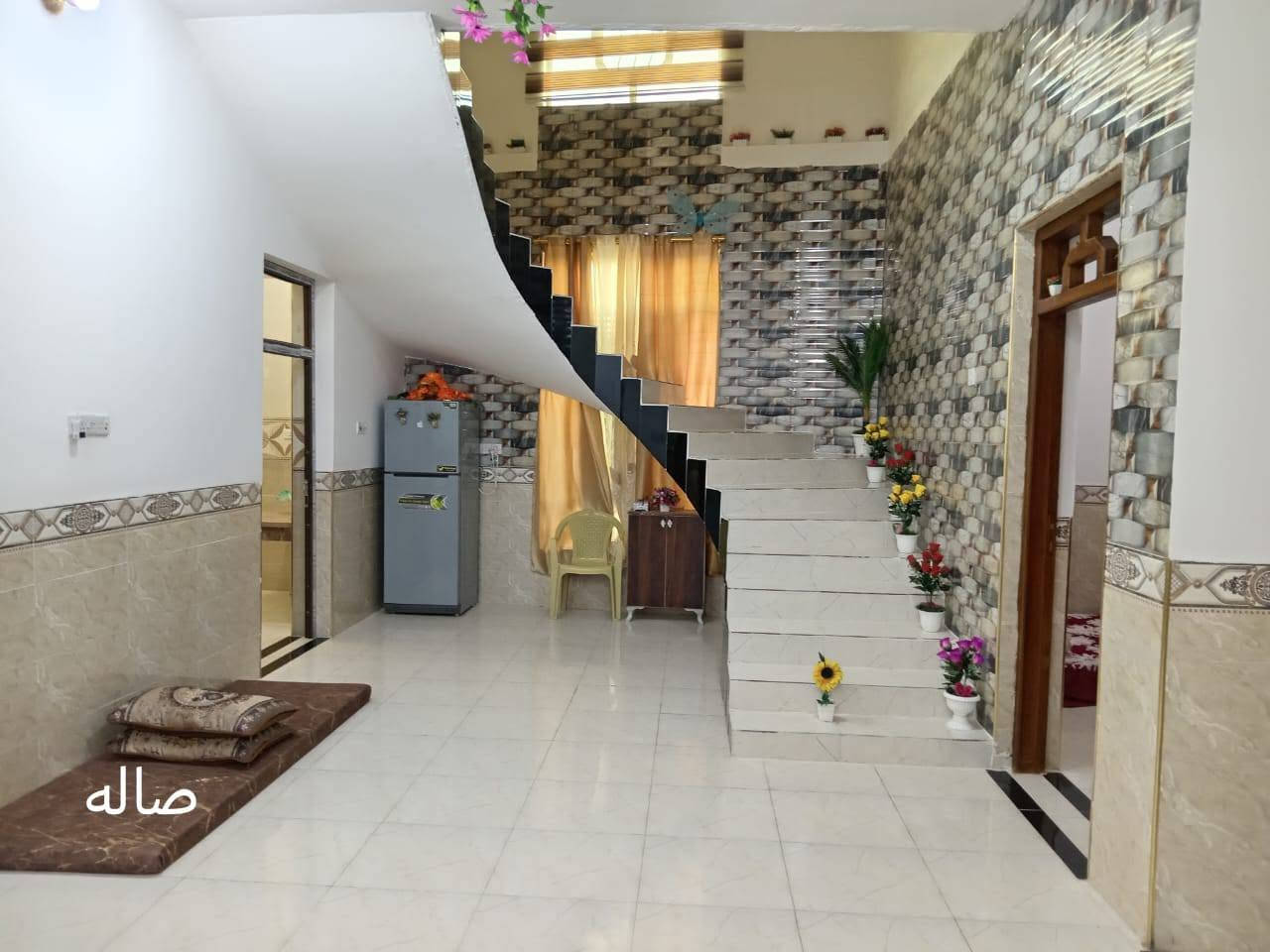 السلام عليكم عندي بيت للبيع مساحه 300 متر كامل من كلشي بناء حديث بي غرفتيت وصاله واستقبال ومطبخ وكندور حمامات داخليه وخارجيه وكراج مرتب   العنوان حي الاكراد ***********اتصل ودلل
