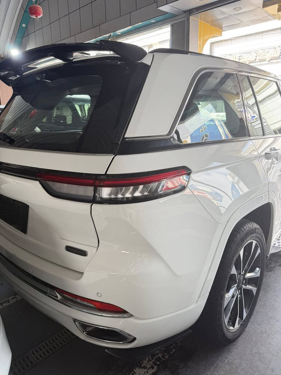 جيب كراند شيروكي اوفرلاند .

الموديل : 2022 . (خليجي) . مغلفه Ppf
مرقم بغداد 

المحرك : V6.  3.6L . 

العداد : 20 الف  . 

الضمان : 3 سنوات او 60 الف كيلو متر .

المواصفات :

* دفع رباعي 4x4 . 

* نظام تعليق هوائي (جكات). 

* قيادة ذاتية عند المنعطفات. 

* رادار امامي مع مانع تصادم . 

* نظام الرؤية الليلية. 

* تحذير الخروج عن المسار . 

* مستشعر نوم السائق مع نظام التوقف الآلي 

* تحذير النقطة عمياء ⚠ .

* نظام تحذير عند التقاطعات. 

* نظام تحذير عند تجاوز السرعة المحددة. 

* نظام عرض المعلومات على الزجاج الامامي (HEAD UP DISPLAY) 

* نظام تقليل الضجيج داخل المقصورة. 

* إنارة محيطية. 

* شاحن موبايل وايرلس. 

* تعديل وضعيات مقود السائق كهربائيا. 

* مرايا تعتيم ذاتي. 

* المرايا الجانبية قابلة للطي كهربائيا. 

* نظام الصوت ٩ سماعات Alpine.

* ويل قياس 20 انج .

* سقف بانوراما . 

* شاشه كبيرة 10.1 انج . 

* نظام الخرائط (GPS) .

* عرض خرائط الطريق على لوحة القيادة.

* لوحة القيادة بقياس 10 أنچ. 

* كاميرا محيطية 360 درجة . 

* 4 كاميرات خارجية مع بخاخات ماء للتنظيف. 

* كاميرا للمرأة الداخلية. 

* المصابيح الأمامية زنون .

* كشافات الضباب زنون . 

* دخول ذكي. 

* بصمة على 5 ابواب للدخول الذكي. 

* تشغيل عن بعد .

* الصندوق الخلفيي كهربائي .

* فتح الصندوق الخلفي مع حركة القدم.

* فرش المقصورة الداخلية من الجلد الطبيعي الفاخر .

* اضافات من الخشب الطبيعي للمقصورة الداخلية. 

* ذاكرة لحفظ وضعيات الجلوس للسائق. 

* ذاكرة لحفظ وضعيات الجلوس للراكب.

* مساج للمقاعد الامامية السائق والراكب. 

* المقاعد الأمامية كهربائية .

* المقاعد الأمامية تبريد وتدفئة .

* المقاعد الخلفية تدفئة .

* ستائر للشبابيك الخلفية. 

* انارة داخلية LED متعددة الالوان . 

* حساسات امامية. 

* حساسات خلفية . 

* 5 راكب .

* تدفئة ستيرن . 

* مانع تصادم خلفي .

* بلوتوث تلفون . 

* محدد سرعة . 

* نظام التشغيل والاطفاء الاوتوماتيكي .

* نظام بريك اوتماتيكي .

العنوان _بابل طريق حلة نجف

لغرض الاستفسار :

***********

***********
